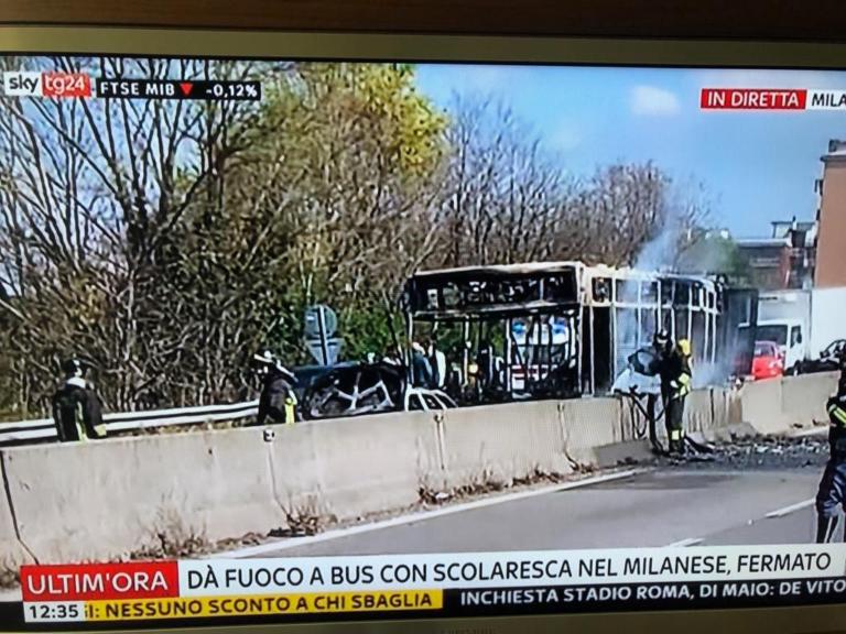 Varese, sequestra scuolabus e gli dà fuoco: arrestato