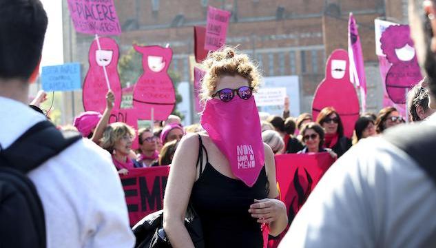 Il corteo femminista e quello di Forza Nuova: le due facce di Verona