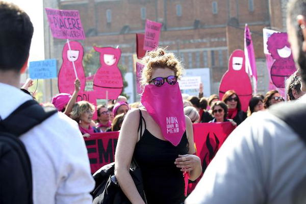 Il corteo femminista e le richieste di Forza Nuova: le due facce di Verona