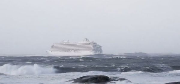Riavviati i motori della Viking Sky, ora in rotta verso Molde