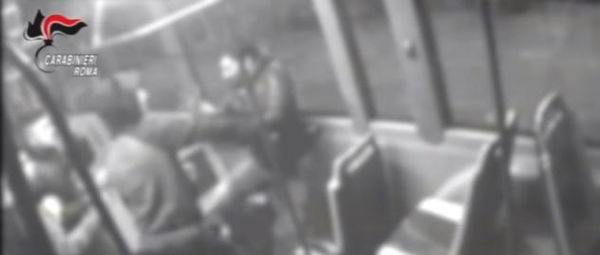 Roma, sgominata banda di minori che aggrediva gli stranieri sui bus | VIDEO