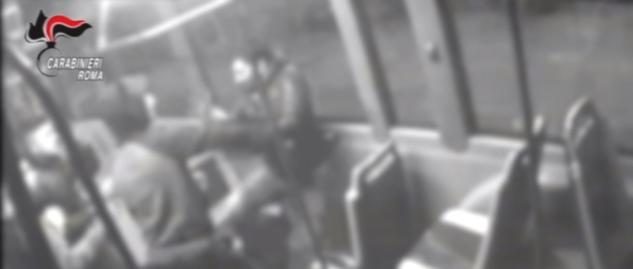 Roma, sgominata banda di minori che aggrediva gli stranieri sui bus | VIDEO article-post