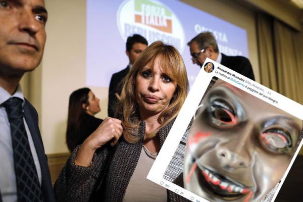 Alessandra Mussolini replica di nuovo a Jim Carrey con una maschera insanguinata
