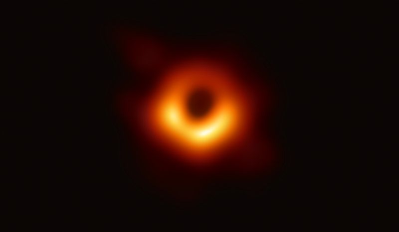 La prima foto della storia di un buco nero article-post
