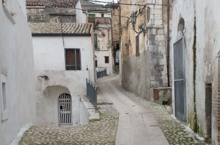 Carabiniere ferito in una sparatoria in piazza a Cagnano Varano: gravissimo