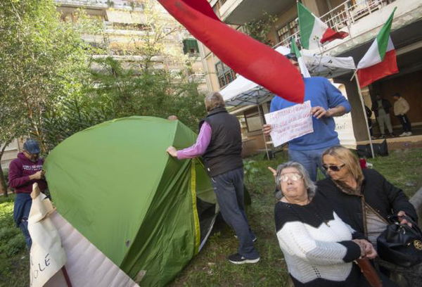 Casal Bruciato, Antonietta di 85 anni sfida CasaPound: «Siete dei fascistoni»