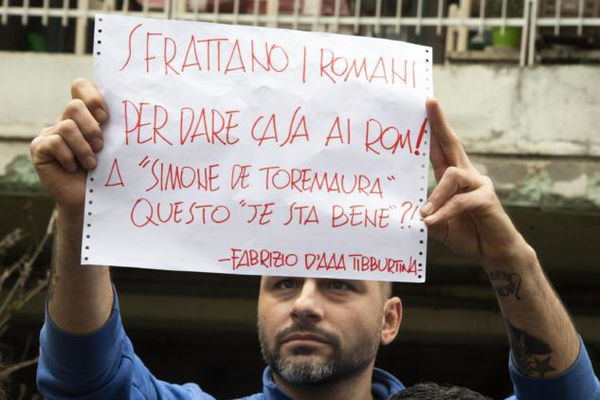 A Casal Bruciato CasaPound se la prende con il giovane Simone di Torre Maura