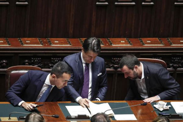 Conte a Salvini: «Non siamo i tuoi passacarte». E il leader della Lega minaccia la fine del governo dopo le Europee