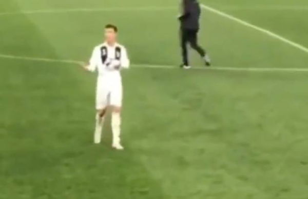 Ronaldo sta dicendo a qualcuno che se l’è fatta addosso? | VIDEO