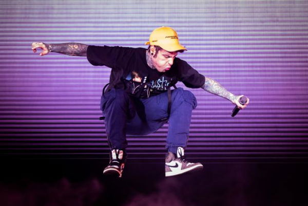 Fedez replica ai riders: «La mancia è simbolo dello sfruttamento capitalista. La lista? Una cosa fascista»