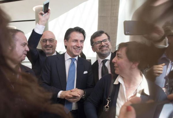 Conte al Salone del Mobile, l’hostess redarguisce tutti gli ospiti