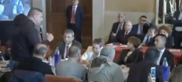 L’ex consigliere M5S di Taranto zittisce Di Maio: «Hai detto solo bugie sull’Ilva». E lui resta in silenzio | VIDEO