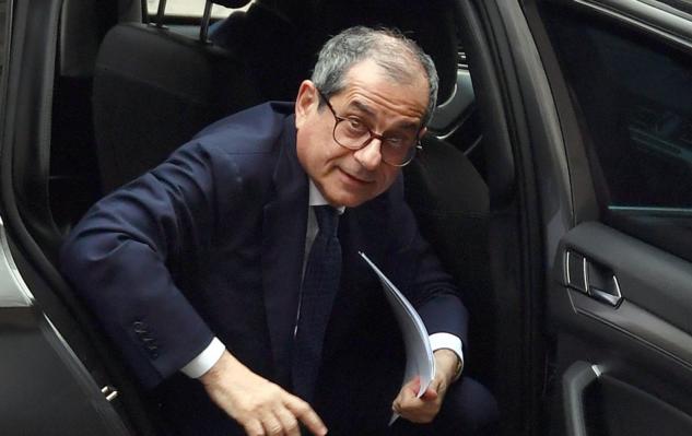 Tria conferma: «L’aumento dell’Iva e delle accise sui carburanti è tra le previsioni del Def» article-post