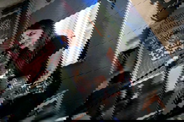 Julia: Il nuovo singolo è “Parole di Plastica”