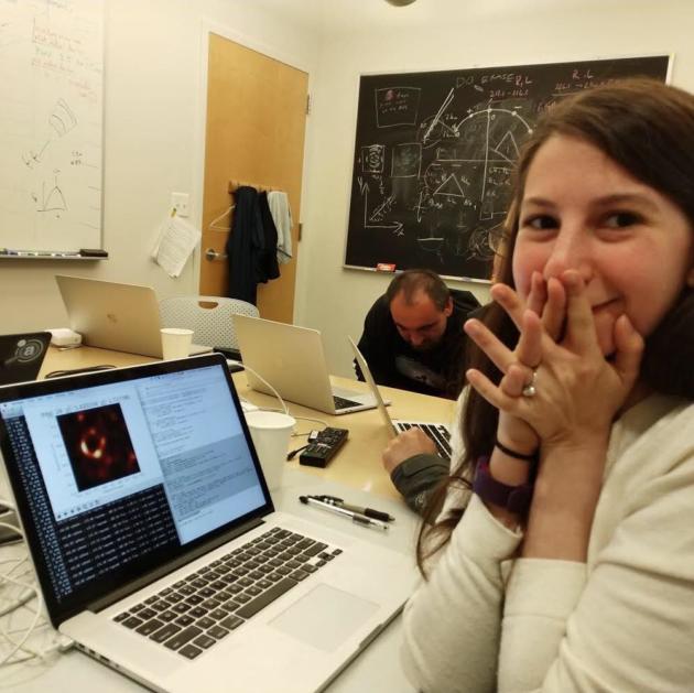 Buco nero, la foto nella foto: lo stupore di Katie Bouman, che ha sviluppato l’algoritmo dello scatto article-post