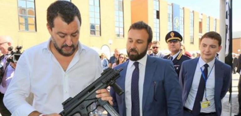 Il TG2 sdogana la foto di Salvini con il mitra, ma sbaglia bersaglio