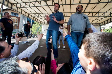 Salvini fa salire i bambini sul palco: «Questa è l’Italia che ci piace, no a quelli sui barconi già belli e confezionati» article-post