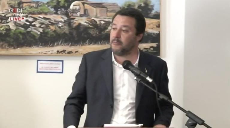 Salvini: «Se i partigiani fossero vivi, prenderebbero a schiaffoni quelli che scrivono striscioni contro di me»