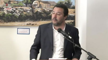 Salvini: «Se i partigiani fossero vivi, prenderebbero a schiaffoni quelli che scrivono striscioni contro di me» article-post