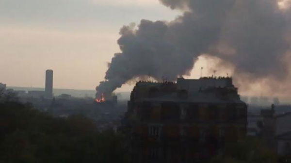 Notre Dame brucia e il bambino si chiede: «Ma dove sono i pompieri?» | VIDEO