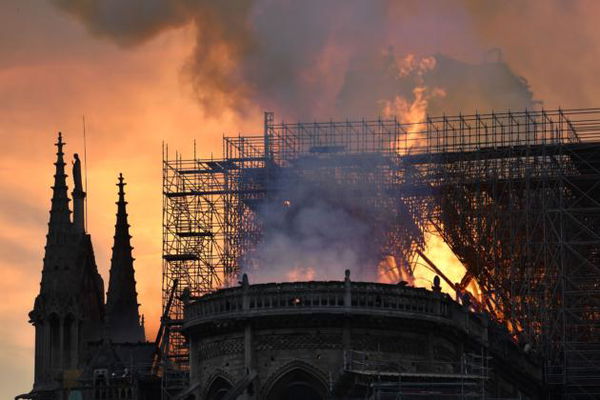 «A Notre Dame gli operai fumavano sull’impalcatura»