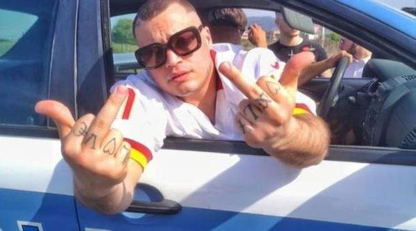 Il trapper che ha girato un video su un’auto della Polizia è stato denunciato per vilipendio
