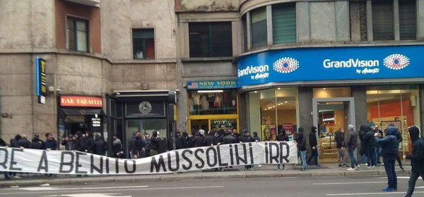 I tifosi della Lazio in trasferta a Milano inneggiano a Benito Mussolini | VIDEO