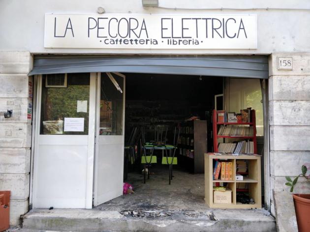La mobilitazione per salvare La Pecora Elettrica, libreria antifascista incendiata a Roma il 25 aprile article-post