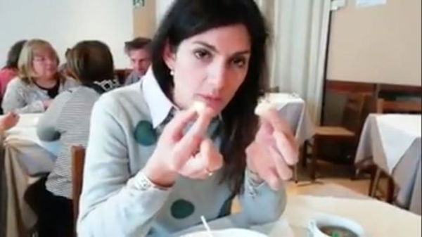 Raggi spiega a Salvini il debito di Roma con le molliche di pane