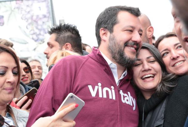 Salvini risponde al M5S sui selfie: «Potevo stare con i miei figli e invece sono al Vinitaly»