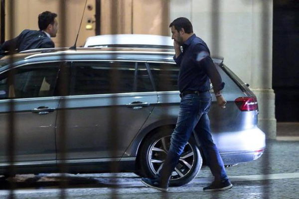 Salvini fa sparire i migranti irregolari: «Sono 90mila». Il M5S: «Ma nel contratto non aveva scritto 500mila?»