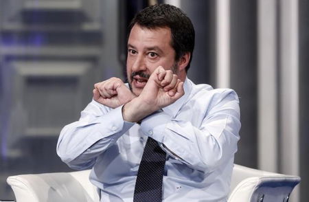 Salvini si scaglia contro Raggi: «Inadeguata a fare il sindaco, cambia mestiere amica mia» article-post