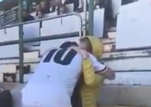 Il gesto di Salvo Cocimano del Messina che segna e va ad abbracciare la mamma malata | VIDEO