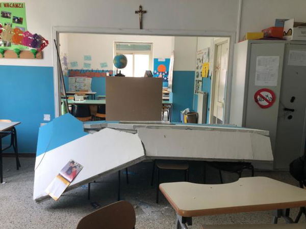 Sant’Anastasia (Napoli), crolla parete in una scuola: ferita una maestra incinta. Contusi alcuni bambini