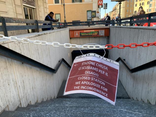 A Roma le scale mobili delle metropolitane riparate con fascette da ferramenta article-post