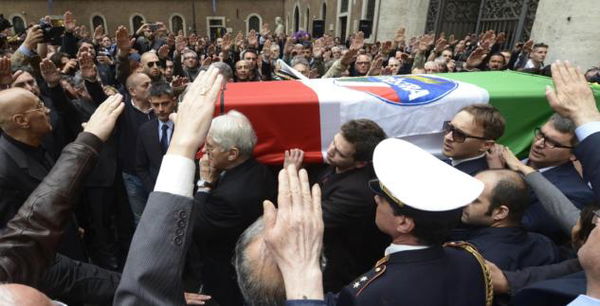 Gridare «Sieg Heil» durante una commemorazione non è reato ma una «libera manifestazione del pensiero»