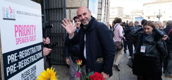 Il senatore Pillon si difende dagli attacchi «pregando 30 minuti al giorno»