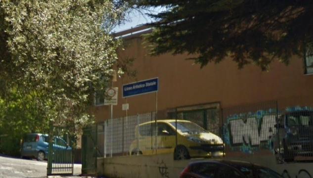 Svastica su foto ragazza nera, Liceo artistico Perugia