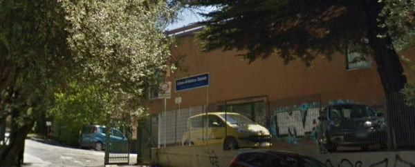 Una svastica sulla foto di una ragazza nera in un liceo di Perugia