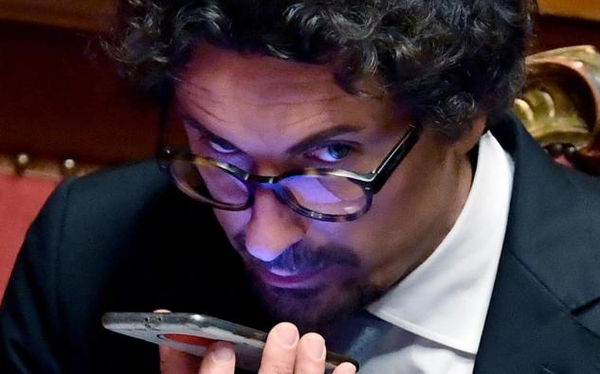 Toninelli ha detto di aver seguito il Consiglio dei Ministri con lo smartphone