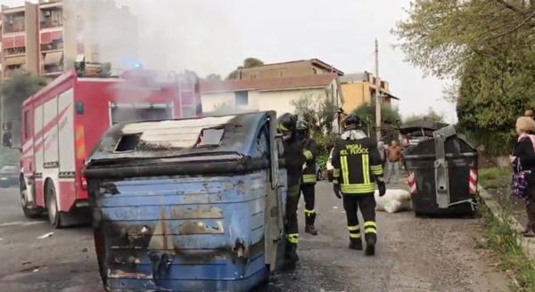 Roma, hanno calpestato i panini destinati ai Rom accolti a Torre Maura | VIDEO