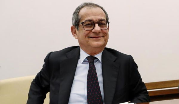 Il M5S contro Tria: «Se vuole l’aumento dell’Iva passi al Pd»