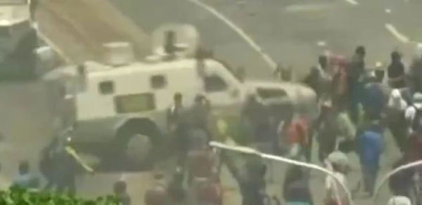 Venezuela, i blindati investono i manifestanti | VIDEO