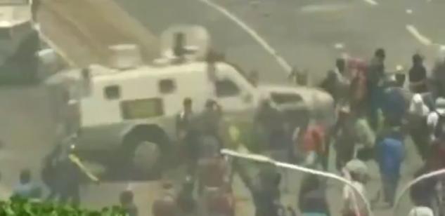 Venezuela, i blindati investono i manifestanti | VIDEO article-post