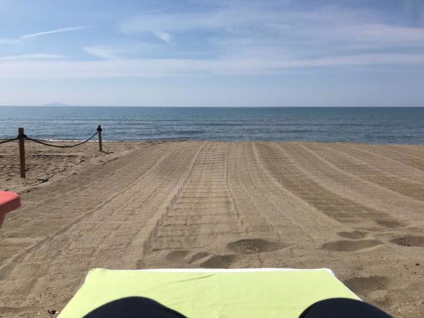 L’autoironia di Zanardi: «Questa è la foto giusta per il meme di me al mare»