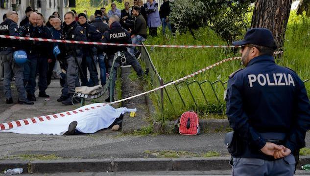 Agguato a Napoli vicino alla scuola elementare: un morto