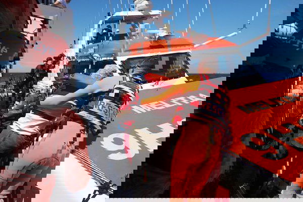 Evacuazione medica per una donna a bordo della Alan Kurdi. L’appello: «Dateci un porto sicuro»