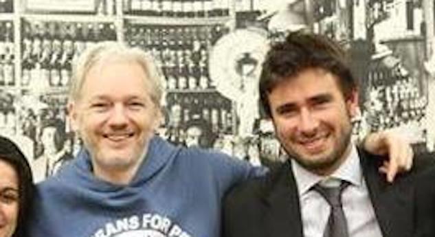 Alessandro Di Battista dalla parte di Assange: «Il governo deve sostenerlo, o sarà come uno scendiletto degli Usa»
