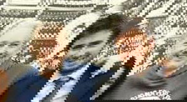 Alessandro Di Battista dalla parte di Assange: «Il governo deve sostenerlo, o sarà come uno scendiletto degli Usa»