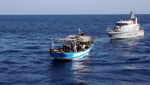 Barcone con 20 migranti in difficoltà a largo della Libia: «Stiamo affondando, 8 persone già disperse»